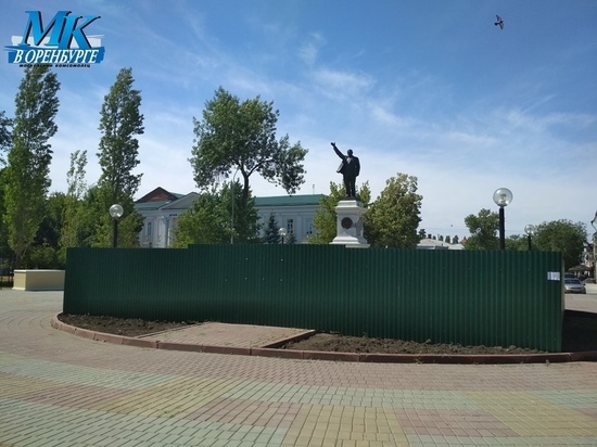 В Оренбурге демонтируют памятник В.И.Ленину на Советской