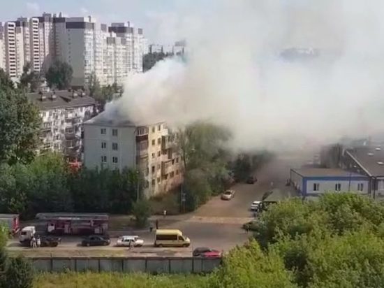 В Казани на улице Халева горит крыша пятиэтажного дома
