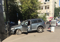 Машина посольства Южной Кореи попала в ДТП в центре Москвы 3 августа, столкнувшись с машиной под управлением женщины-автомобилистки на внедорожнике