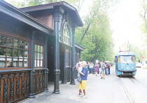 Движение паровых трамваев, заменивших конку, началось в Москве в 1886 году; линия проходила от Бутырской заставы до Петровско-Разумовского