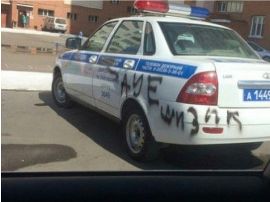 Полиция поймала читинского школьника сделавшего надписи: «АУЕ» и «шизик» на служебном автомобиле ДПС