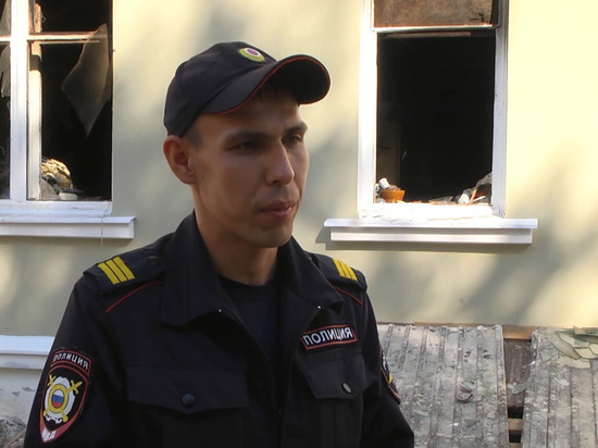 В Казани полицейские вынесли из горящей квартиры 73-летнюю женщину