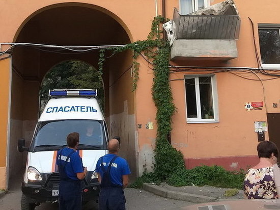 В Калининграде в многоэтажке вниз рухнул балкон