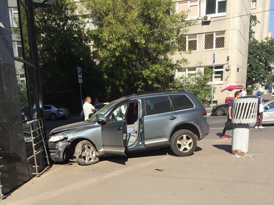 В ДТП пострадала женщина-пешеход, которую сбил внедорожник москвички
