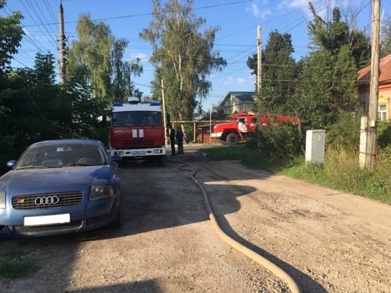 15 пожарных тушили дом в поселке Октябрьский
