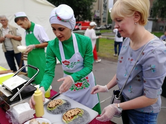 Мэр Петрозаводска готовит кыстыбайбургер в Губернаторском парке