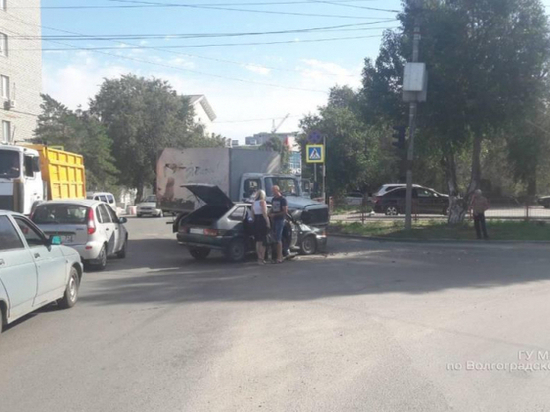 ДТП в Волгограде: грузовик подмял «Ладу»