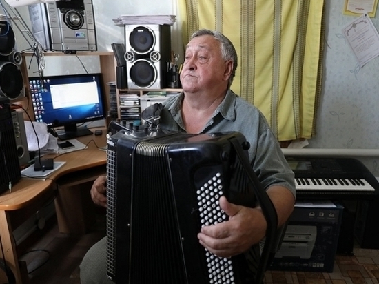 Гармонист из Дубовского района покорил интернет своими песнями