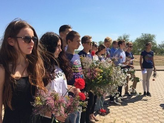 Немецкие волонтеры прибрались на военном кладбище у поселка Россошки
