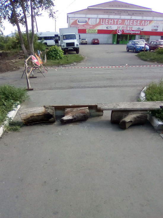 В Ефремове пенсионерки построили баррикаду на дороге