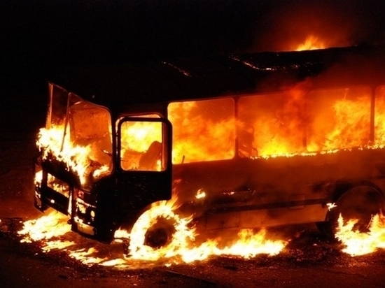 В гаражном кооперативе Архангельска возгорелся автобус
