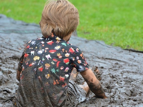 Грязные игры: во что превратилась детская площадка после короткого дождя в Петрозаводске