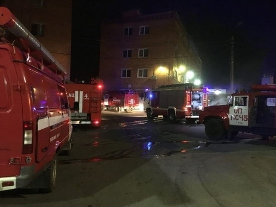 7 пожарных расчетов ночью тушили дом в Иншинке