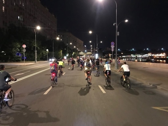 Сотни туляков прокатились по ночной Москве на своих велосипедах