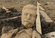 В челябинском городе Куса на дне обмелевшего пруда нашли памятник Сталину, который был сломан и утоплен в конце 50-х годов на волне кампании по развенчиванию культа советского диктатора
