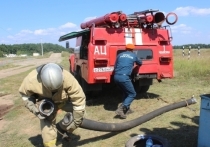 На автодроме поселка Южный в Чебоксарах состоялись соревнования по скоростному маневрированию пожарных автомобилей, посвященные 100-летию советской пожарной охраны