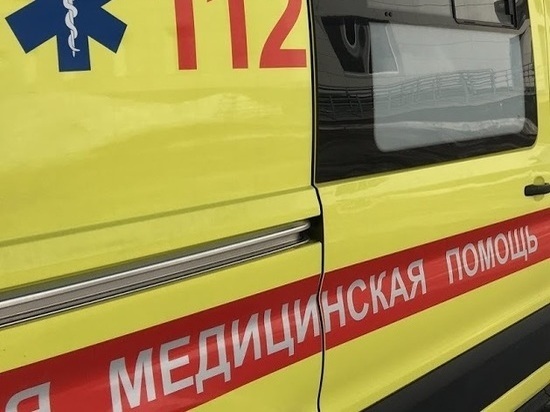 В Казани автобус врезался в остановочный павильон