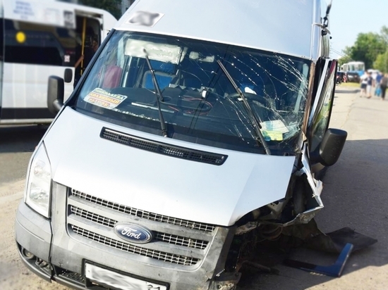 Пассажиры маршрутки пострадали в тройном ДТП в Чебоксарах