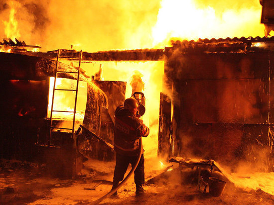 По неустановленной причине ночью в Тверской области сгорел жилой дом
