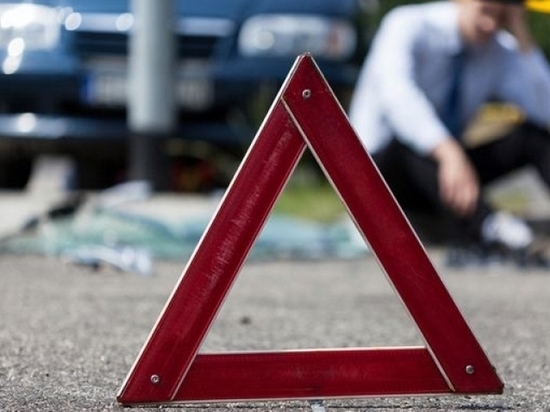 Крупная авария в Оренбурге: машины вдребезги, огражение снесено, сбита женщина