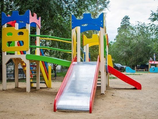 В Астраханской области становится больше детских площадок
