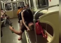 Пьяные девушка и молодой человек решили заняться сексом прямо в вагоне московского метро, однако процесс решительно прервал сидящий напротив пенсионер