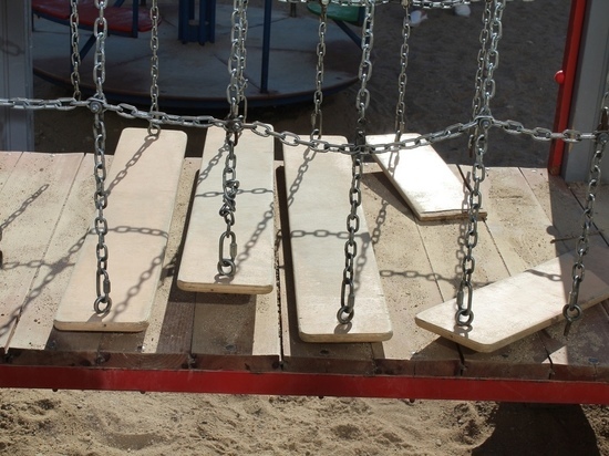 Некомфортная среда: за год детские площадки в Костомукше опасно обветшали