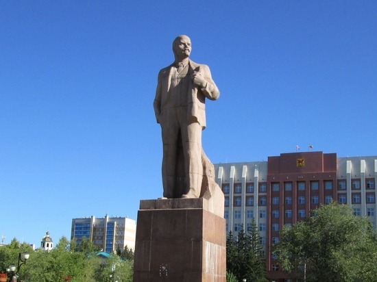 На центральной площади Читы ведутся работы по реконструкции памятника Ленина