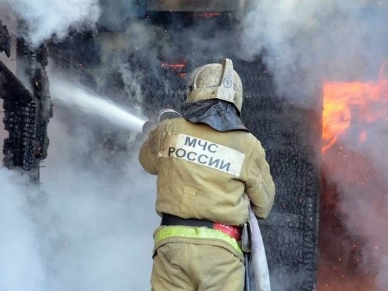Ночью в Тверской области почти 3 часа тушили пожар