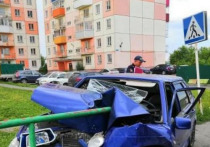 Житель Осинников настолько сильно хотел уйти от преследования дорожных инспекторов, что врезался в ограждение, сильно повредив автомобиль