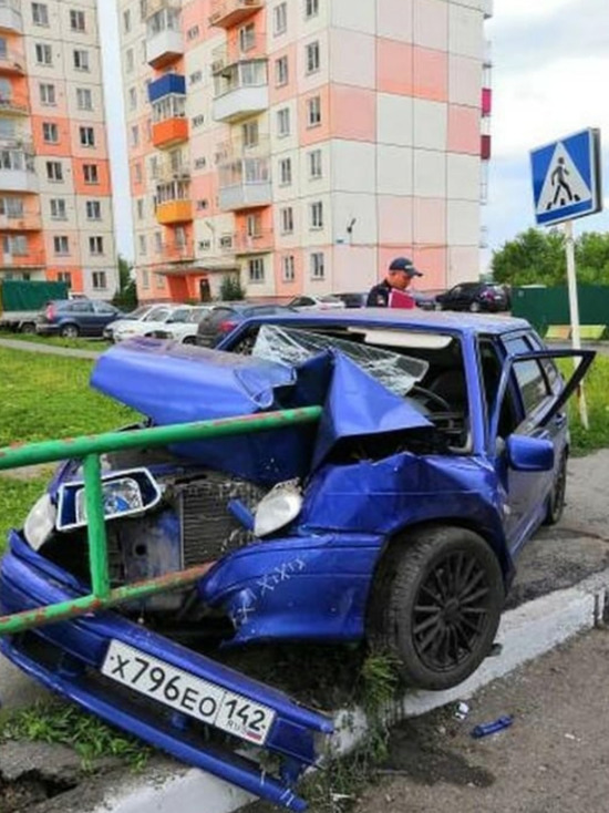 Кузбассовец насадил свой автомобиль на ограждение