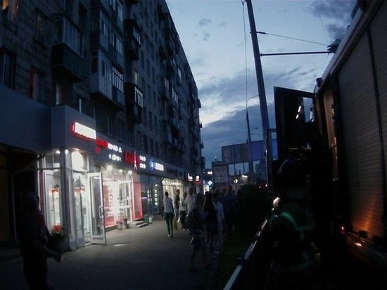 В Казани очевидец до приезда «скорой» удерживал на груди полуторогодовалого ребенка, который упал из окна 4 этажа на крышу магазина В Казани очевидец до приезда «скорой» удерживал на груди полуторогодовалого ребенка, который упал из окна 4 этажа на крышу магазина