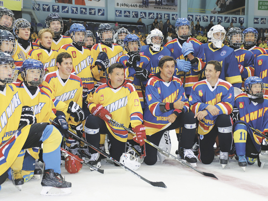 В Воскресенске юные спортсмены сыграли в хоккей с губернатором Подмосковья и обладателями Кубка Стэнли