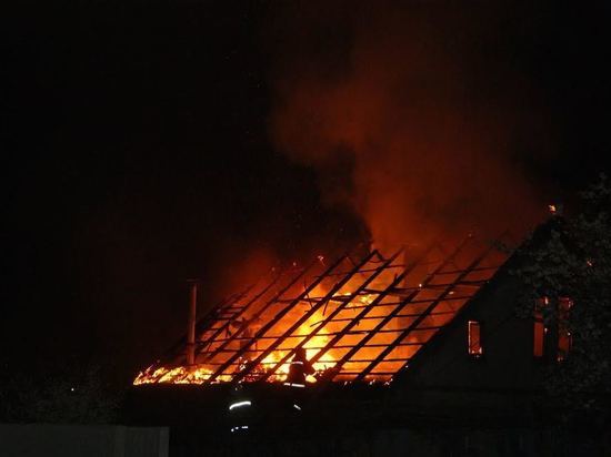 Три человека потушили пожар в деревенском доме Тверской области