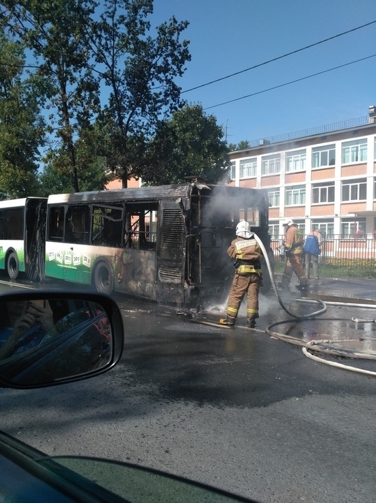 В Стрельне сгорел автобус