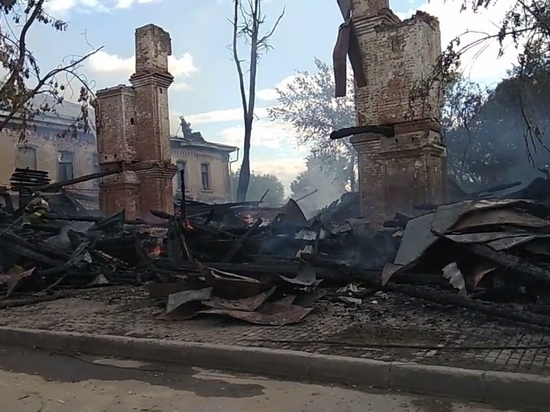 Двухэтажное здание в центре Кимр Тверской области полностью сгорело