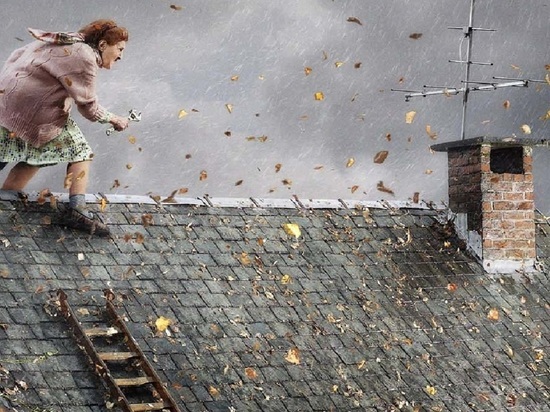 Бродящую по крыше деревяшки на улице Гагарина даму заметили прохожие, они вызвали спасателей, заподозрив, что тётя не в себе