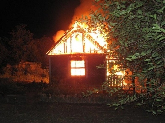 Печь стала причиной пожара в дачном доме в Тверской области