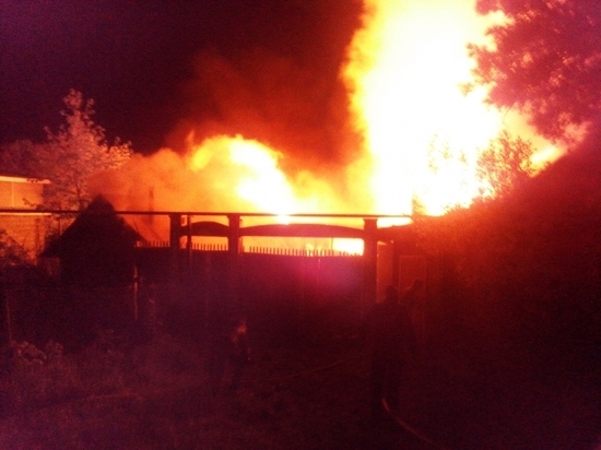 Два дома сгорели минувшей ночью в Чувашии, погиб человек