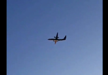 Жители Сиэтла публикуют в соцсетях видеозаписи, на которых запечатлен «побег» пассажирского лайнера Bombardier Dash 8 Q400 из городского аэропорта и «погоня» за ним истребителя F-16