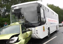 В субботу, 11 августа, приблизительно в 16:30 на трассе в сторону Кемерова автобус столкнулся с легковым автомобилем
