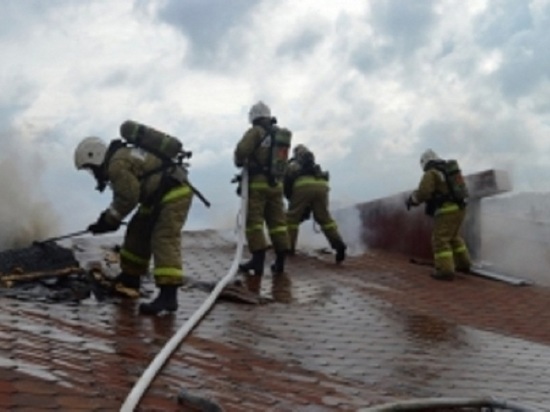 Пожар в поселке Ростоши спасатели МЧС тушили несколько часов