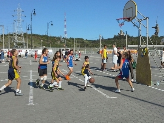 Волгоградцы сыграли в стритбол «Оранжевым мячом»