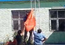Жителей Астраханской области задержали за то, что они сняли Российский флаг и возвели на его место флаг Советского Союза
