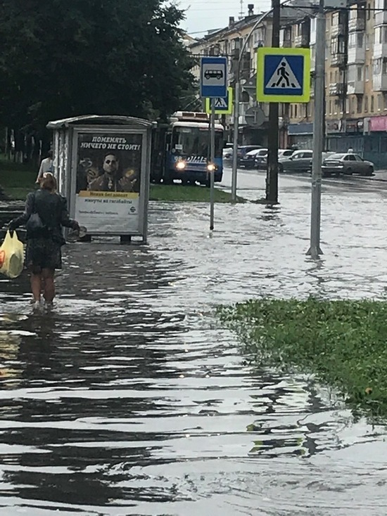 Огромную лужу в центре Кемерова пешеходы преодолевали вброд