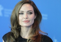 Голливудская актриса Анджелина Джоли, которая никак не может договориться  со своим супругом Брэдом Питтом об опеке над шестью детьми, была срочно госпитализирована в психиатрическую клинику