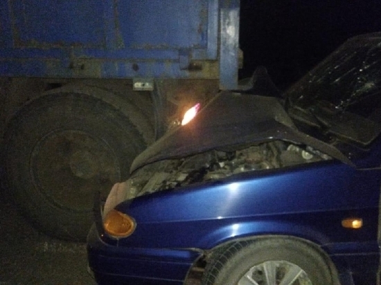 Пассажир ВАЗа получил перелом ребер после аварии с припаркованным грузовиком