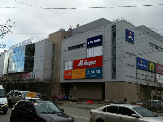 Сообщение о заложенной торговом центре взрывчатке поступило в полицию Архангельска около 50 минут назад