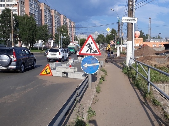 На одной из главных транспортных артерий Кирова перекрыли полосу
