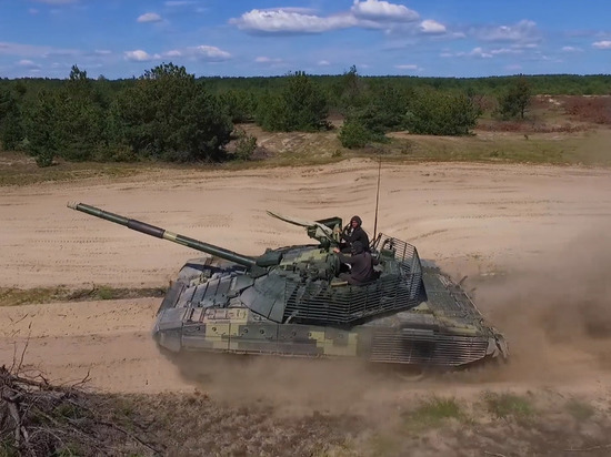 Порошенко рассказал об испытаниях модернизированного советского танка Т-72АМТ